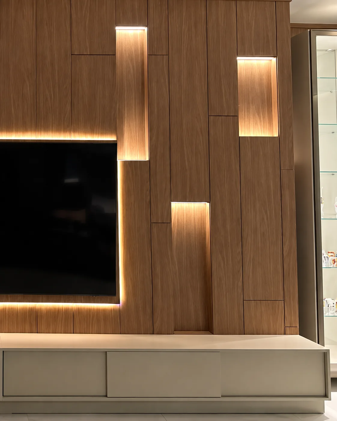 Detalhe de acabamento em marcenaria iluminada