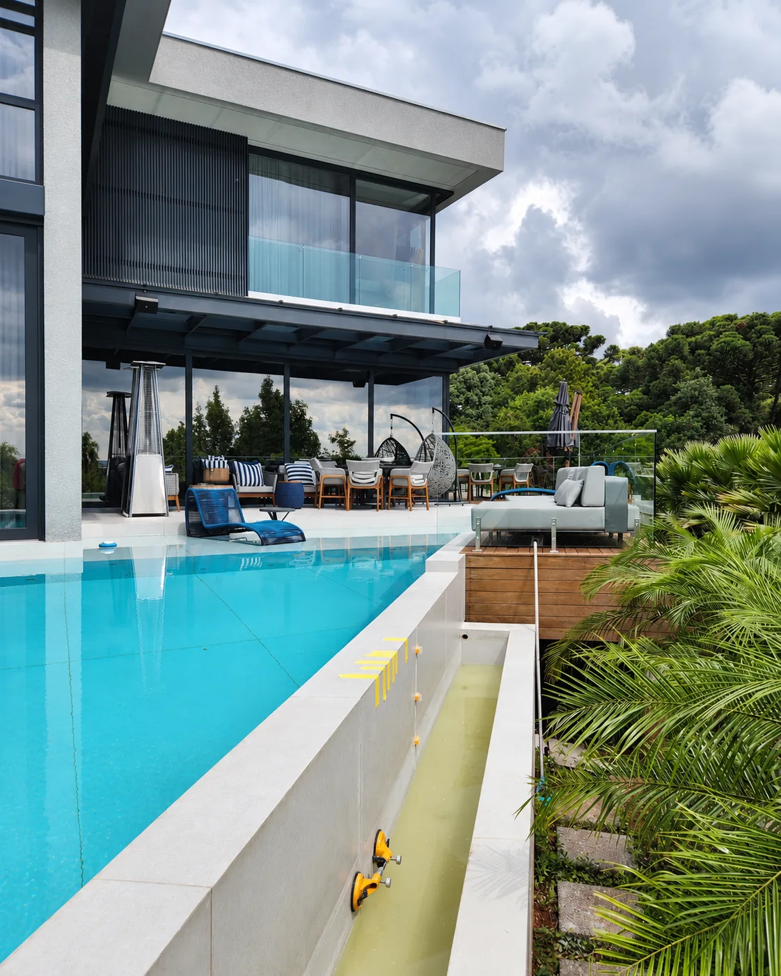 Residência com piscina de borda infinita
