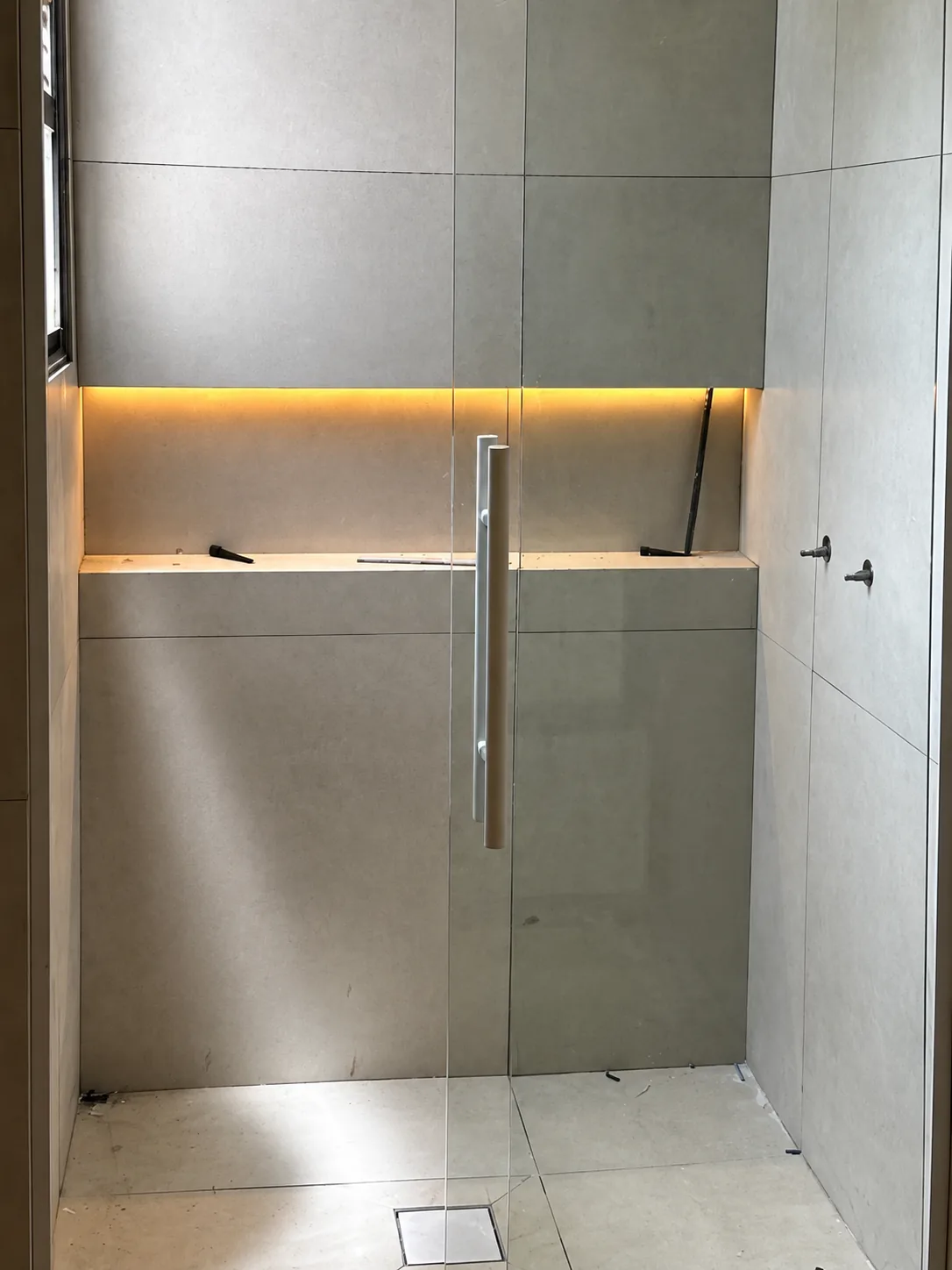 Box de banho com nicho iluminado